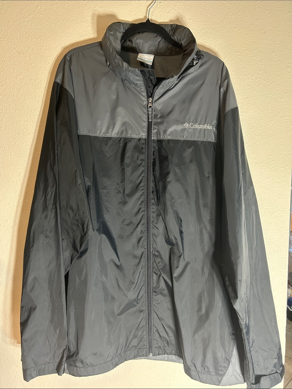 Columbia Men's Two-Tone Gray/Black Rain Jacket